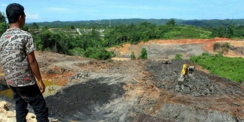 Seorang pekerja penambangan batu bara di luar Kota Samarinda, Kalimantan Timur.