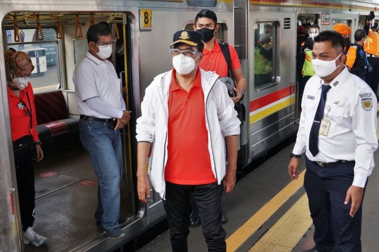 Menteri Perhubungan Budi Karya saat meninjau Stasiun Cisauk, Kabupaten Tangerang, Banten, Minggu (4/10/2020). 