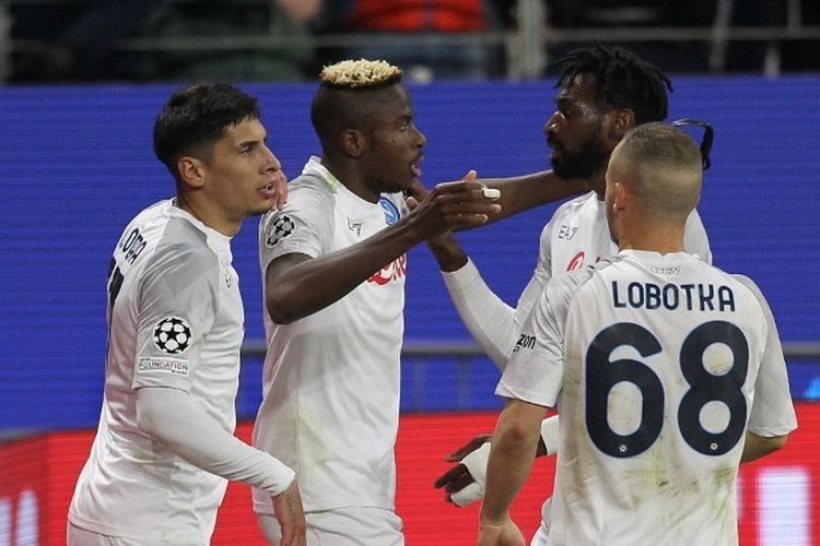 Penyerang Napoli asal Nigeria, Victor Osimhen (dua dari kiri) merayakan gol yang ia cetak ke gawang Eintracht Frankfurt pada laga leg pertama babak 16 besar Liga Champions 2022-2023 yang digelar di Stadion Deutsche Bank Park pada Rabu (22/2/2023) dini hari WIB.