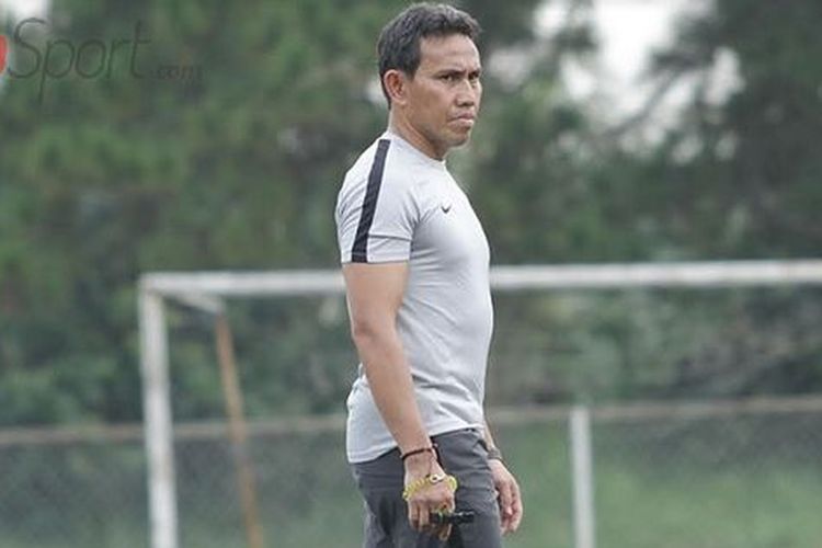 Pelatih Timnas U-15 Indonesia Bima Sakti mengamati latihan pasukannya di National Youth Training Center (NYTC), Sawangan, Depok, Jawa Barat, Senin (13/5/2019), untuk Piala AFF U-16 2019. Kini, BIma Sakti masih menukangi timnas U16 Indonesia dan tengah bersiap menjelang Piala AFF U16 2022 di Yogyakarta.
