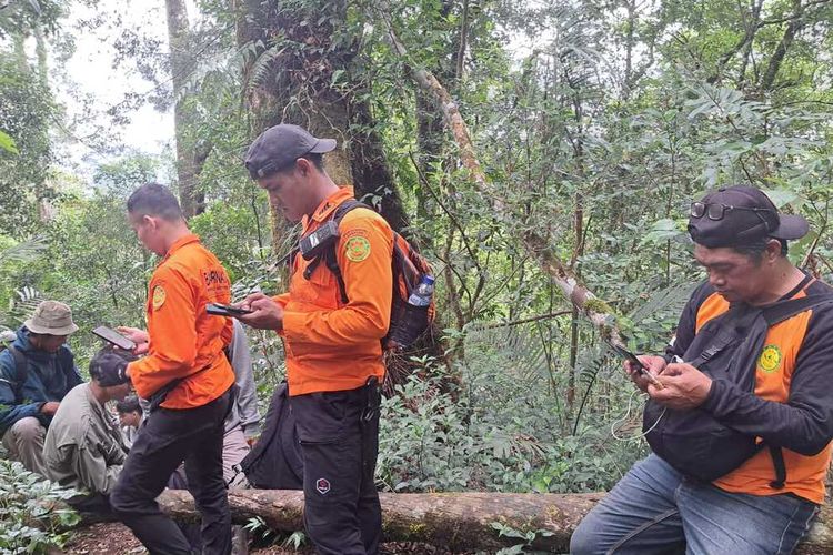 Tim SAR Bandung saat melakukan operasi SAR penyisiran di jalur Lembah Tengkorak, Bukitunggul, Kabupaten Bandung, Jawa Barat, untuk mencari dua orang survivor yang hilang sejak Rabu lalu, Jumat (17/10/2025)