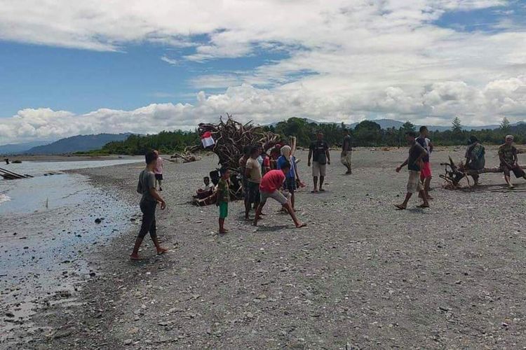 Warga Desa Saulau, Kecamatan Teluk Elpaputih, Kabupaten Maluku Tengah berkumpul di tepi pantai desa itu untuk memantau pencarian salah satu warga desa tersebut yang dinyatakan hilang saat pergi mencari ikan di muara sungai desa tersebut, Senin (21/9/2020)