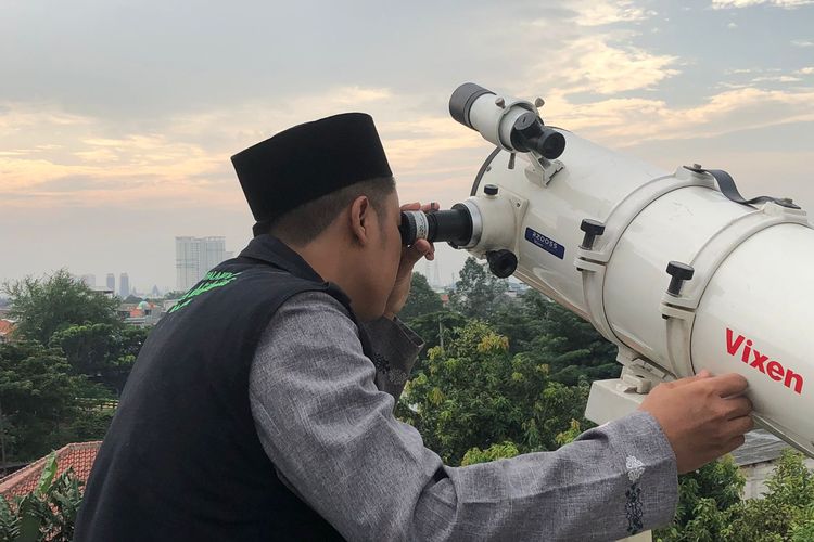 The moon-sighting event to determine the first day of the holy fasting month of Ramadan is held at Al-Musyari'in Basmol mosque in West Jakarta, one of the observatory points across Indonesia, on Friday, April 1, 2022. Ramadan will begin on Sunday, April 3, 2022 in Indonesia.    