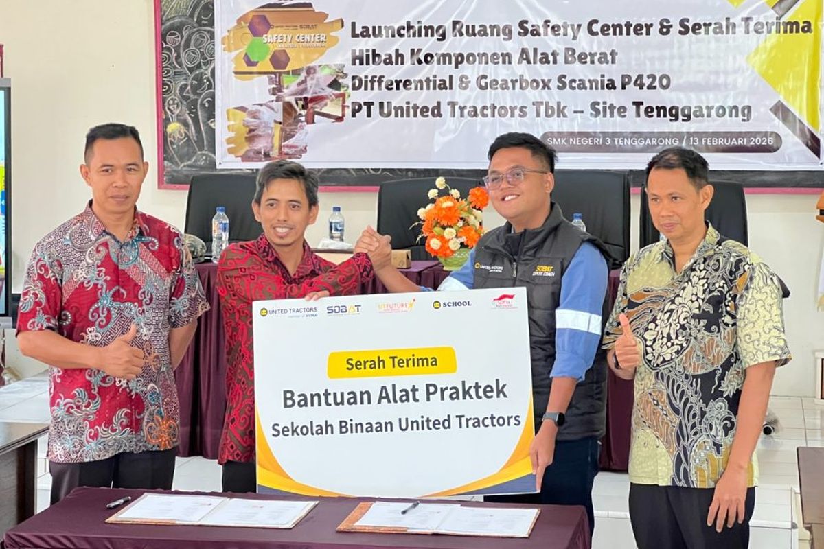 Simbolis bantuan penyerahan bantuan komponen alat berat yang diserahkan oleh Administration Department Head UT Site Tenggarong, Fajri Egha Alvian, di SMKN 3 Tenggarong, Kalimantan Timur.
