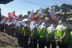 Demo Mahasiswa di Surabaya Disambut Polwan Berkerudung Putih