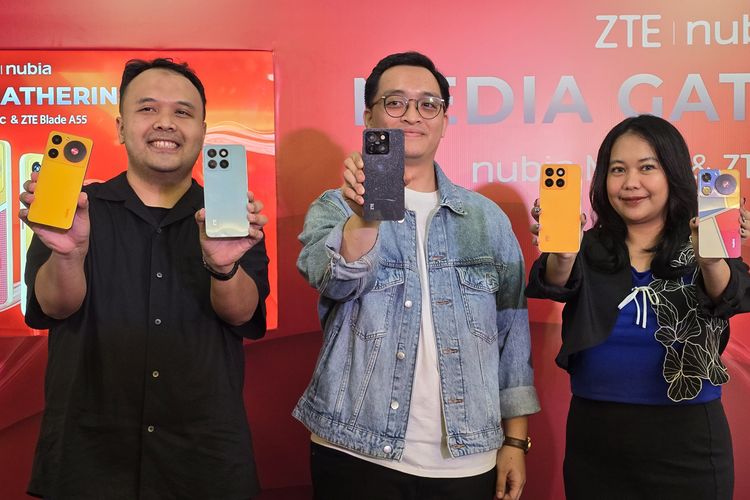 Kiri ke kanan: Faiz Naufal, E-Commerce Manager ZTE Mobile Indonesi
Bernadus Agung, Marketing Manager ZTE Mobile Indonesia

Maya Arneldy, Digital Marketing & PR Manager ZTE Mobile Indonesia