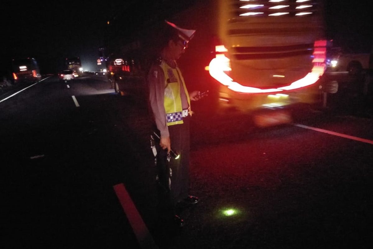 Polisi tengah mengamankan TKP kecelakaan bus maut di Tol Cipali KM 117.800  jalur B Kampung Sumberjaya Desa Wanasari Kecamatan Cipunagara Kabupaten Subang. Tujuh orang tewas dalam kecelakaan tersebut.