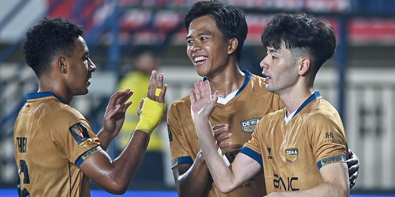 Momen selebrasi gol Taisei Marukawa dalam partai perebutan tempat ketiga Piala Presiden 2025 antara Liga Indonesia All Star vs Dewa United digelar di Stadion Si Jalak Harupat, Soreang, Kabupaten Bandung, Sabtu (12/7/2025).