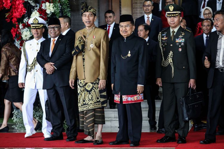 Presiden Joko Widodo dengan baju adat suku Sasak NTB, bersama Wakil Presiden Jusuf Kalla setelah menyampaikan pidato kenegaraan dalam rangka HUT Ke-74 Kemerdekaan RI di Kompleks Parlemen, Senayan, Jakarta, Jumat (16/8/2019).