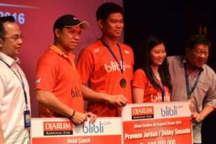 Ganda campuran Praveen Jordan/Debby Susanto dan pelatih Richard Mainaky mendapat penghargaan dari Bakti Olahraga Djarum Foundation atas keberhasilan menjadi juara turnamen bulu tangkis All England Super Series Premier, dua pekan lalu.