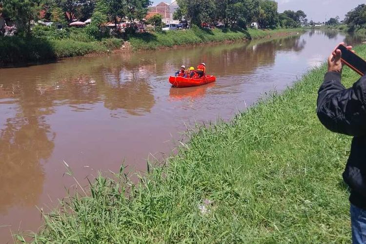 Petugas Tim SAR Gabungan tengah melakukan penyisiran di bantaran sungai Citarum, di Kecamatan Solokanjeruk yang diduga menjadi lokasi tenggelamnya seorang petani sejak Sabtu (17/2/2024) lalu