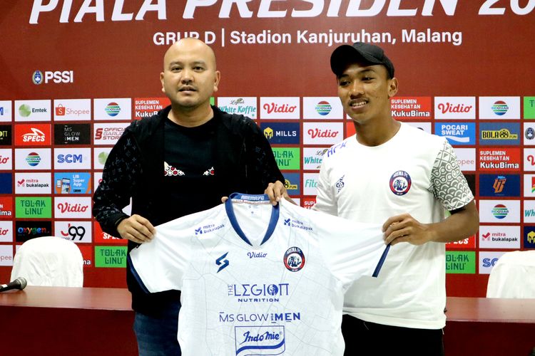 Manajer Arema FC Ali Rifki memperkenalkan pemain baru Arema FC Arkhan Fikri di Stadion Kanjuruhan Kepanjen, Kabupaten Malang, Rabu (15/6/2022) malam.