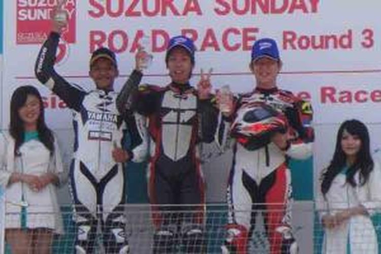 Pebalap Yamaha Indonesia Rey Ratukore (paling kiri) di podium 2 seri ketiga Suzuka Sunday Road Race di Jepang.