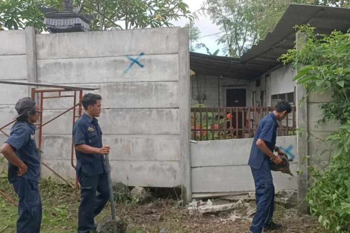 Manajemen GWK Cultural Park Bali akhirnya memutuskan untuk membongkar pagar tembok beton yang menutupi akses jalan warga Banjar Adat Giri Dharma Ungasan, Rabu 1 Oktober 2025.