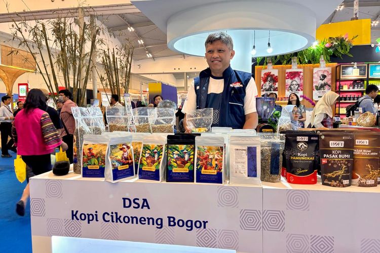 Atam Gutama (55) , Wakil Ketua Badan Pengurus Daerah AEKI DKI Jakarta dan Ketua Yayasan Masyarakat Perlindungan Indikasi Geografis Java Robusta Kopi Bogor mewakili Kopi Desa Cikoneng di booth Astra dalam acara Trade Expo Indonesia