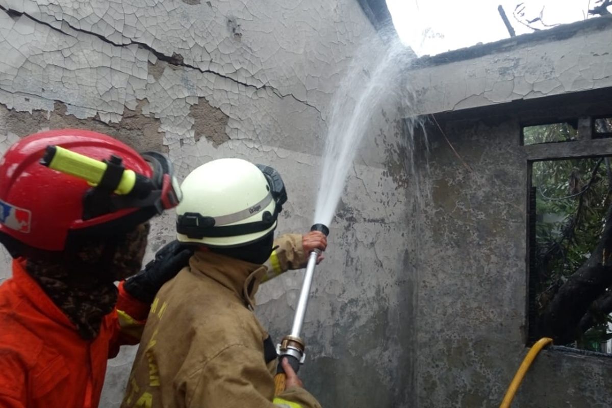 Diduga Korsleting Listrik, Rumah 2 Lantai di Gang Haji Saleh, Kelurahan Lubang Buaya, Kecamatan Cipayung, Jakarta Timur Terbakar, Rabu (28/8/2019).