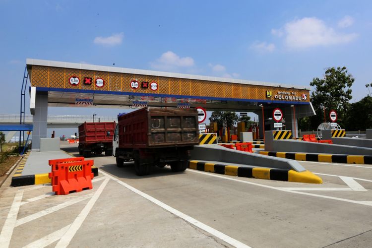 Sejumlah kendaraan melintas Gerbang Tol Colomadu proyek jalan Tol Salatiga-Colomadu di Karanganyar, Jawa Tengah, Senin (4/6/2018). Terhitung mulai 8 Juni 2018 aatau H-7 Lebaran, Jalan tol fungsional tersebut sudah dapat dilalui pemudik.