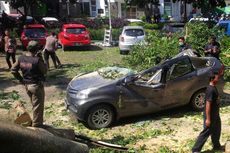 Ditiup Angin Kencang, Pohon Beringin Tumbang dan Timpa 15 Mobil di Sukabumi