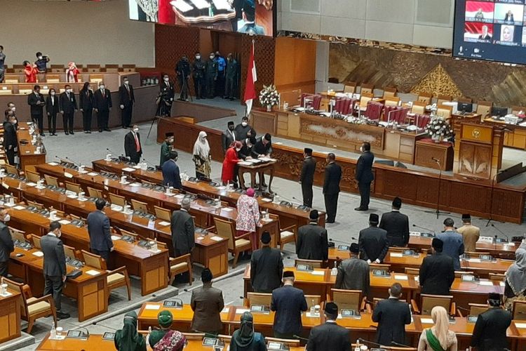 Prosesi pelantikan lima anggota DPR pergantian antarwaktu (PAW) dalam Rapat Paripurna pembukaan Masa Persidangan II DPR Tahun Sidang 2021-2022 di Kompleks Parlemen, Jakarta, Senin (1/11/2021).