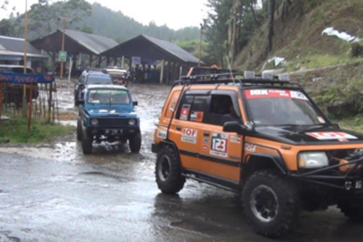 Rombongan Ekspedisi Lingkar Wilis Tunggal Rogo Mandiri meninggalkan lokasi Pasar Wisata Coban Rambat, Kecamatan Bendungan, Kabupaten Trenggalek, dan melanjutkan penjelajahan ke Kabupaten Ponorogo bersama calon wakil gubernur Jawa Timur Emil Elestianto Dardak, Minggu (25/3/2018).