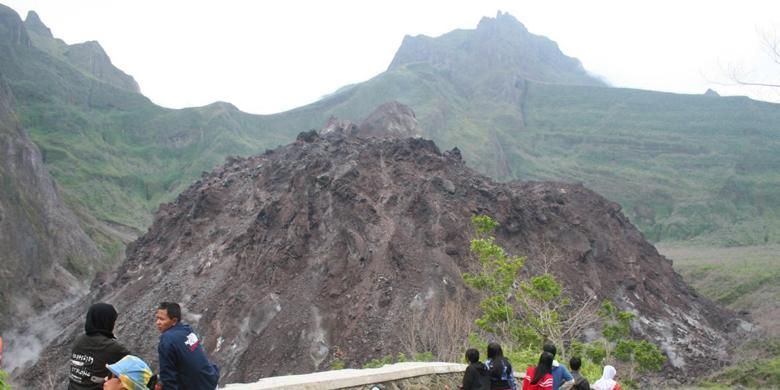 Ratusan wisatawan lokal maupun asing berkunjung ke kawasan wisata Gunung Api Kelud di Kabupaten Kediri, Jawa Timur, Minggu (15/6/2008). Gunung Kelud kembali meletus Kamis (13/2/2014) malam.