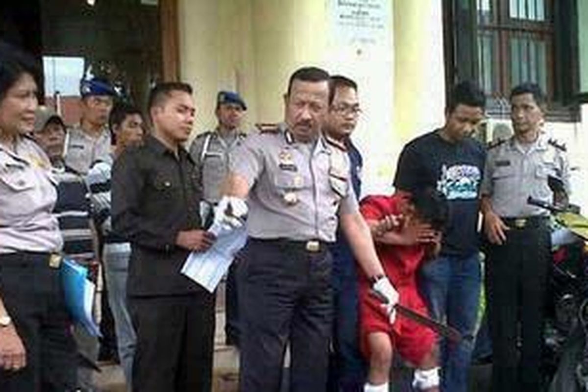 Barang bukti kejahatan dan salah satu anggota pencuri motor diamankan Polrestabes Surabaya.