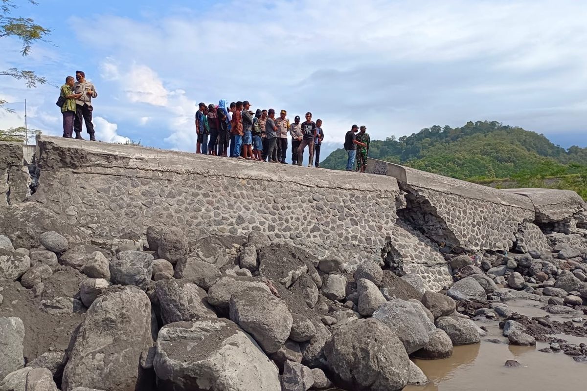 Warga gruduk lokasi pertambangan pasir di Desa Bago, Kecamatan Pasirian akibat jebolnya tanggul, Kamis (23/6/2022)