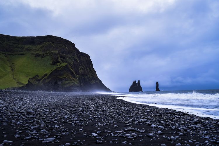 Pantai Reynisfjara atau Reynisfjara Beach di Islandia yang masuk daftar pantai terbaik di dunia 2023 versi TripAdvisor.