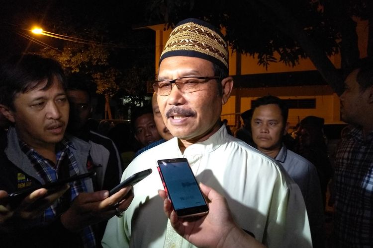 Ketua PN Medan, Ketua PN Medan, Sutio Jumagi Hahirno mengatakan, pihaknya tidak mengetahui bagaimana kejadiannya. Sekitar pukul 18.00 wib, dia diberitahu oleh anggotanya. Korban pada pagi hari sempat datang ke kantor lalu pergi lagi.