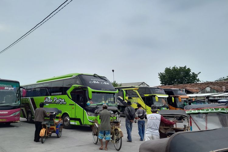 Becak wisata menjemput menghampiri bus yang terparkir di Taman Parkir Wisata Tembiring Jogo  Indah Kabupaten Demak, Sabtu (6/1/2024). (KOMPAS.COM/NUR ZAIDI) 