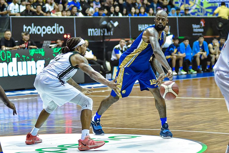 James Gist roster asing Prawira Bandung asal Amerika Serikat saat tampil di C-Tra Arena dalam pertandingan Indonesia Basketball League (IBL) 2024. 