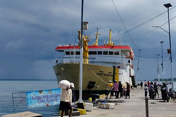 KMP Sabuk Nusantara 91 berhasil dievakuasi ke Pelabuhan Sapeken usai mengalami kandas di perairan Sapeken kepulauan Kangean Sumenep, Jawa Timur, Kamis (5/5/2022). 