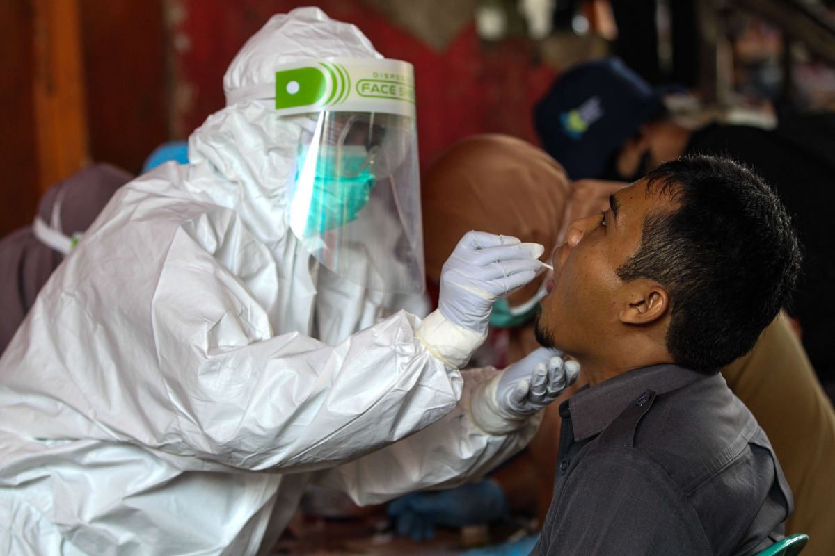 Petugas medis Dinas Kesehatan Kota Bogor melakukan swab test Covid-19 di Pasar Bogor, Selasa (12/5/2020). Seorang pedagang dinyatakan positif Corona setelah mengikuti rapid test Covid-19 massal yang digelar Badan intelijen Negara (BIN) di Pasar Bogor kemarin.