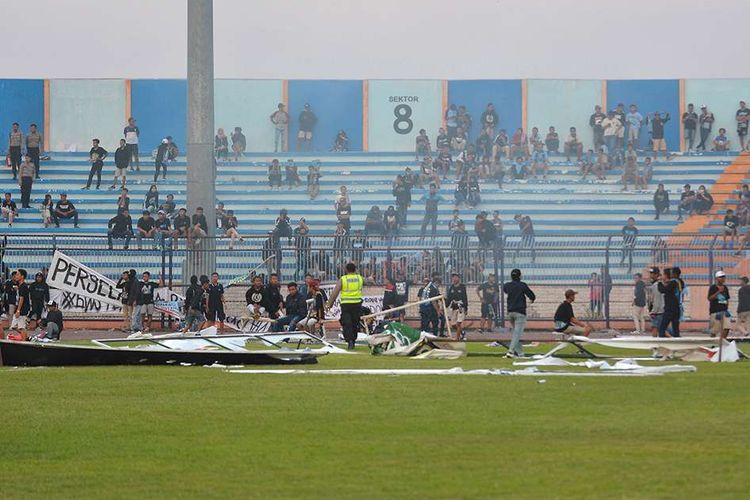 Suporter merusak papan skor usai pertandingan Liga 1 antara Persela Lamongan dengan Perseru Badak Lampung di stadion Stadion Surajaya Lamongan, Jawa Timur, Rabu (20/11/2019). Pada laga yang sempat dihentikan karena diwarnai kericuhan tersebut, Persela berhasil mengalahkan Perseru Badak Lampung FC dengan skor 1-0.