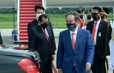 Perdana Menteri Jepang Yoshihide Suga saat tiba di Bandara Internasional Soekarno-Hatta, Tangerang, Selasa (20/10/2020).