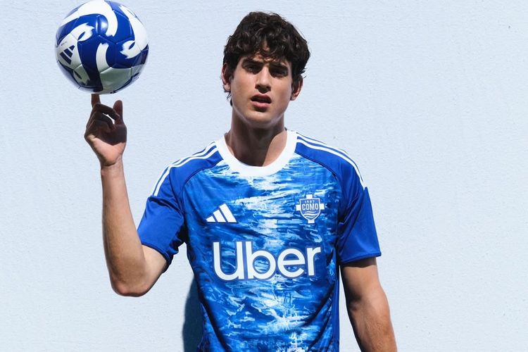 Jersey Como 1907 karya Didit Hediprasetyo menampilkan keindahan Danau Como dengan sentuhan seni. Simak detailnya berikut ini.