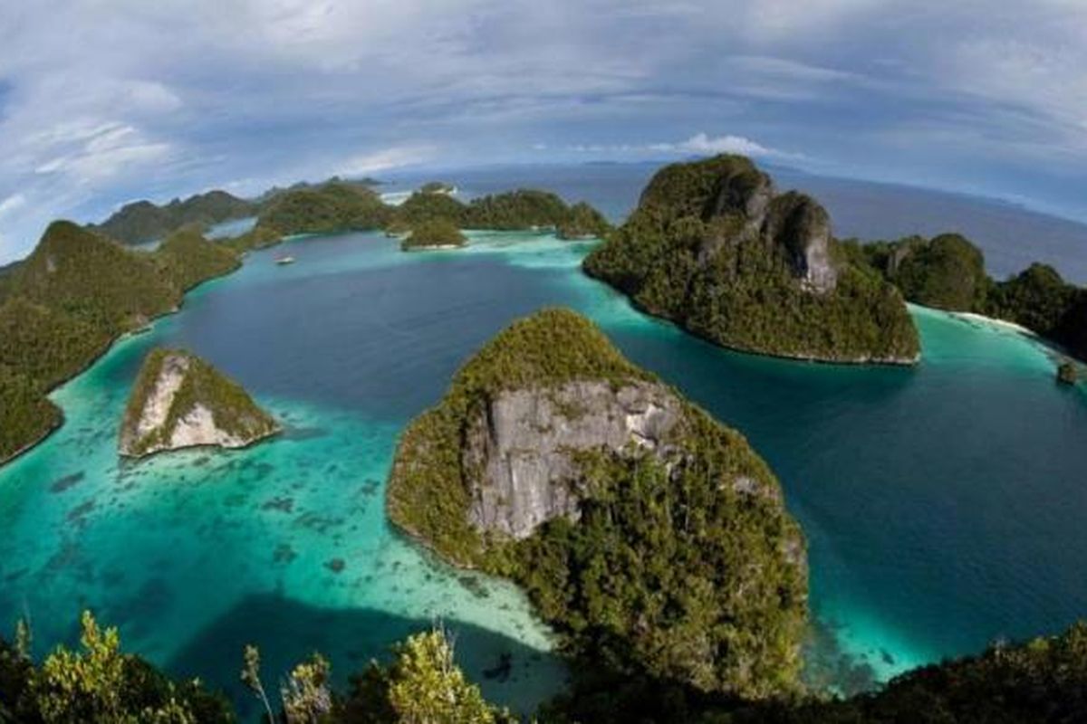 Kepulauan Wayag di Raja Ampat, Papua Barat, tempat terumbu karang dan aneka macam ikan. Surga keanekaragaman hayati di Indonesia.