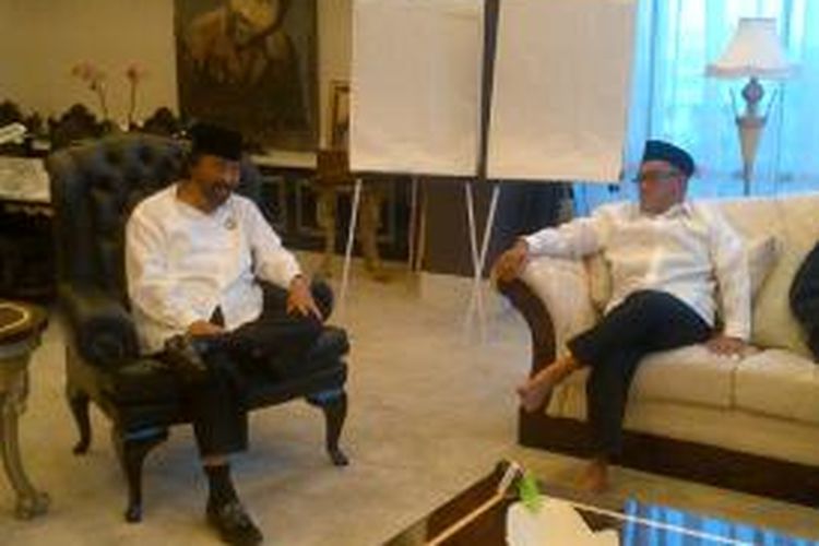 Ketua Umum Partai Nasdem Surya Paloh berbincang-bincang dengan Ketua Umum Partai Golkar Aburizal Bakri alias Ical di Kantor DPP Partai Nasdem, Rabu (10/9/2013).