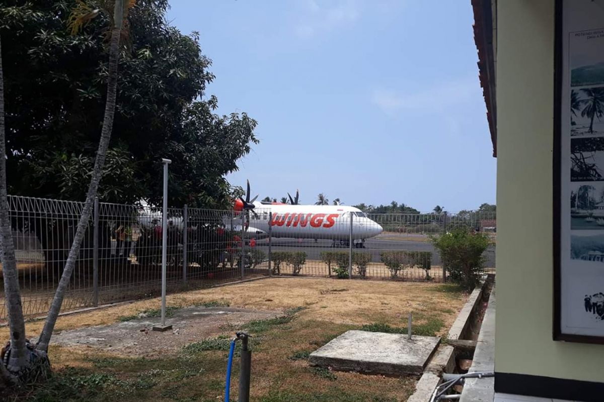 Pesawat Wings mendarat di bandara Dewadaru, Karimunjawa.