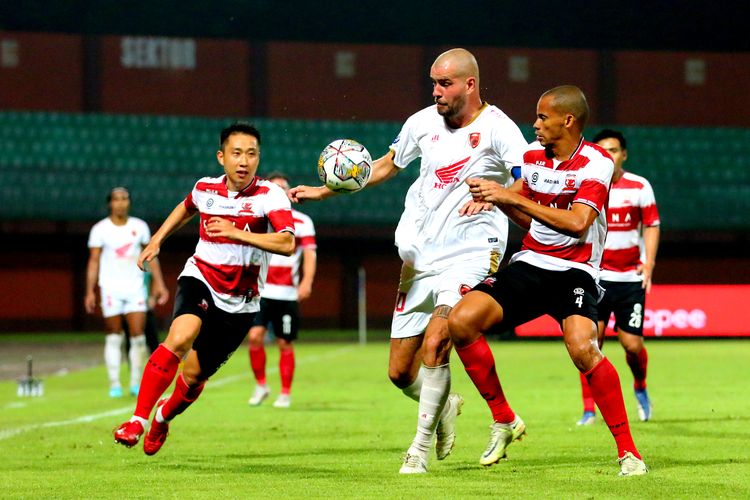 Pemain PSM Makassar Wiljan Pluim dijaga ketat pemain Madura United saat pertandingan pekan ke-32 Liga 1 2022-2023 yang berakhir dengan skor 1-3 di Stadion Gelora Ratu Pamelingan Pamekasan, Jumat (31/3/2023) malam.