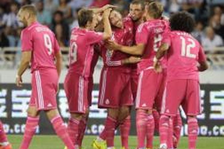 Para pemain Real Madrid merayakan gol ke gawang Real Sociedad pada laga Primera Division di Stadion Anoeta, Sociedad, Minggu (31/8/2014).