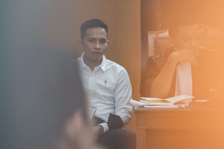 Terdakwa kasus pembunuhan berencana Nofriansyah Yosua Hutabarat (Brigadir J), Bharada Richard Eliezer Pudihang Lumiu (Bharada E) menjalani sidang dengan agenda mendengarkan keterangan saksi di Pengadilan Negeri Jakarta Selatan, Senin (31/10/2022).