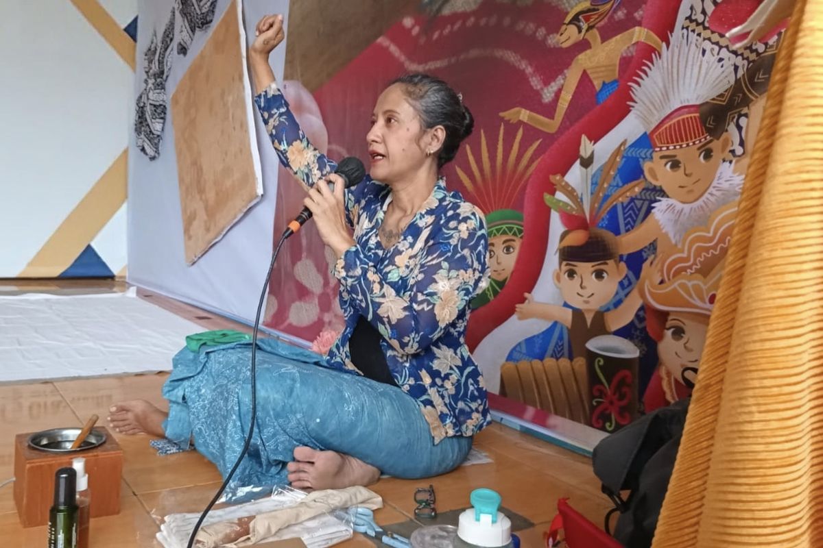 Titi Permata Ajarkan Disiplin Membatik pada Anak-anak di Borobudur