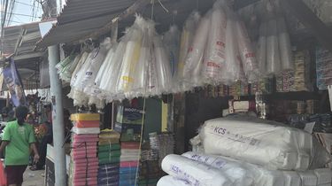 Pedagang Plastik Terpaksa Naikkan Harga Dagangan karena Modal Belanja Makin Mahal