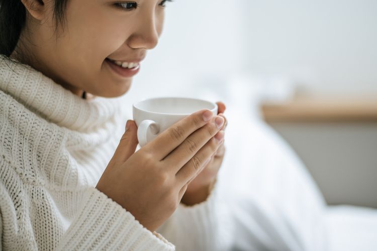 Illustration of drinking warm water at dawn.