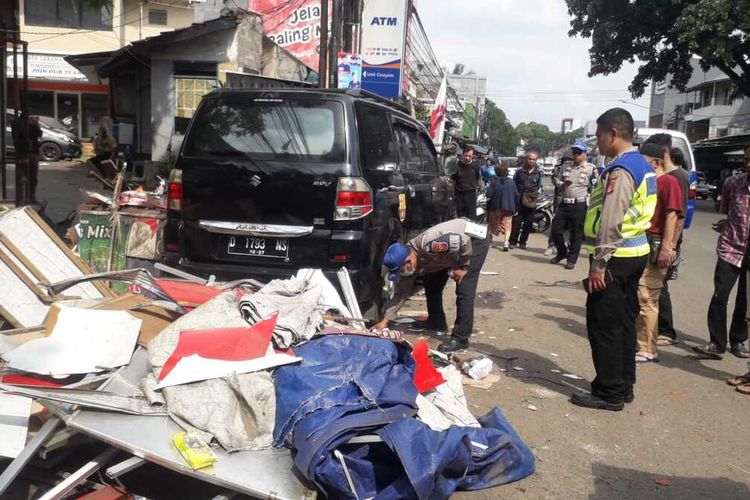 Sebuah minibus menabrak gerobak pedagang kaki lima dan enam orang pejalan kaki di Jalan Rajawali, Kecamatan Andir, Kota Bandung, Jawa Barat, Jumat (12/1/2024).