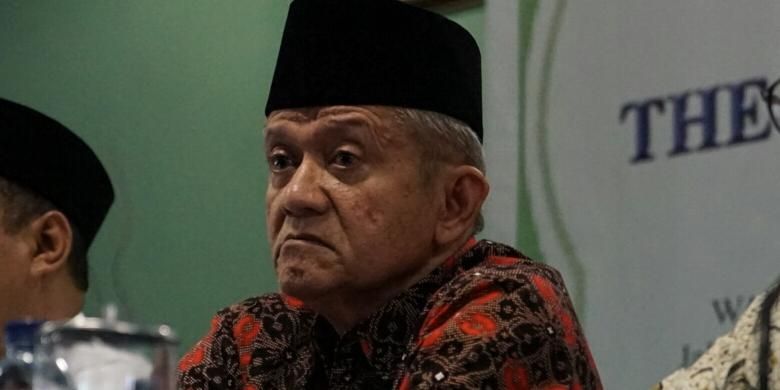 Wakil Sekretaris Jenderal Majelis Ulama Indonesia (MUI) Sholahuddin Al-Aiyub, Sekretaris Jenderal MUI Anwar Abbas, Wakil Ketua Umum MUI Zainut Tauhid Saadi, saat memberikan keterangan pers di gedung MUI, Menteng, Jakarta Pusat, Selasa (22/11/2016).