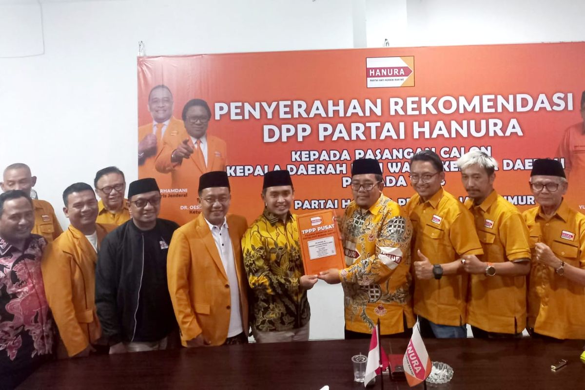 Adi Wibowo bersama Pengurus DPC Hanura Kota Pasuruan menerima rekomendasi sebagai dukungan untuk maju di Pilkada Kota Pasuruan, Jum'at (23/8/2024).
