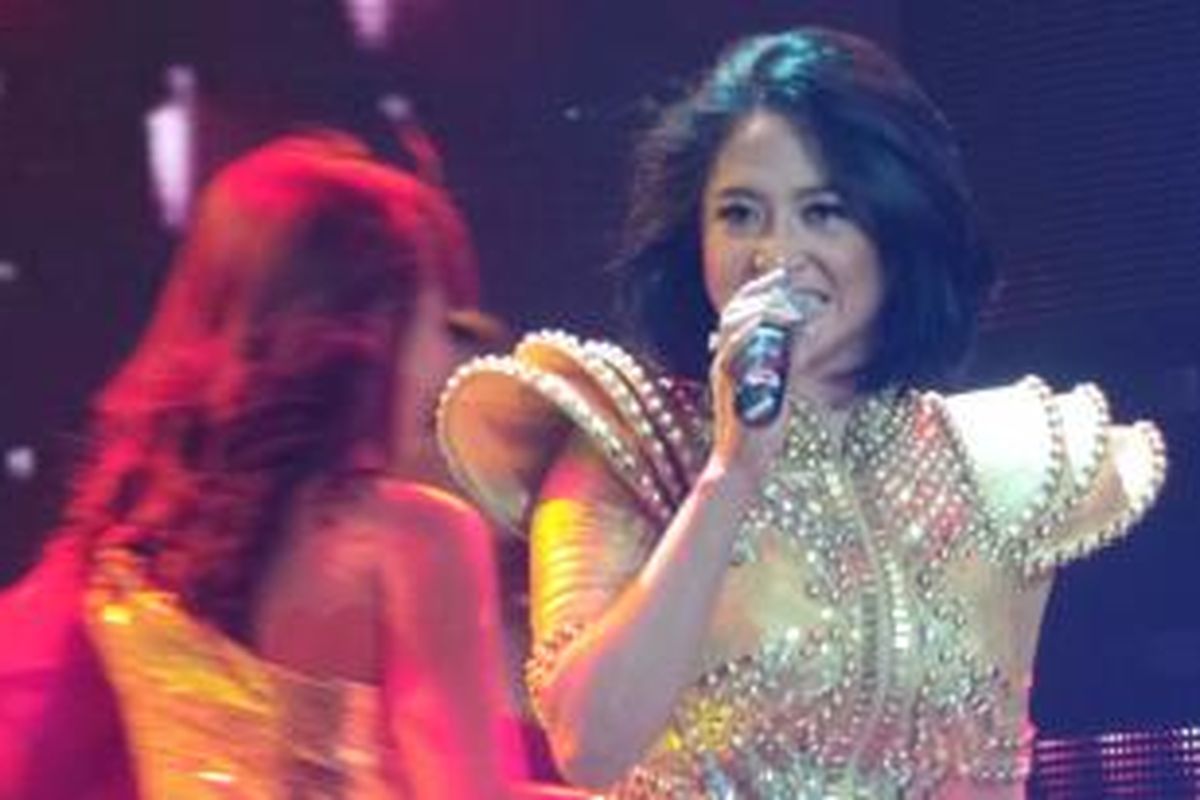 Dewi Perssik tampil dalam acara layar kaca Kontes Dangdut Indonesia, Selasa (19/5/2014) malam.