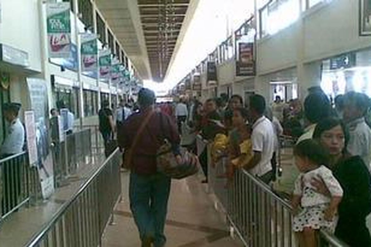 Terminal kedatangan dan keberangkatan domestik Bandara Internasional Juanda Surabaya mulai padat menjelang puncak arus balik Lebaran 2012.